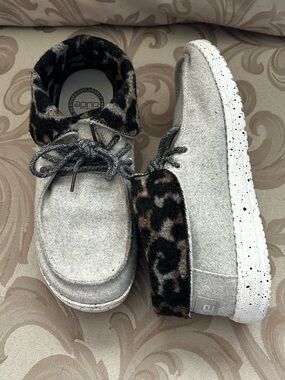 Hey Dude Women’s 6 Light Gray Shoes Leopard Trim Speckled Sole Laces Fleece